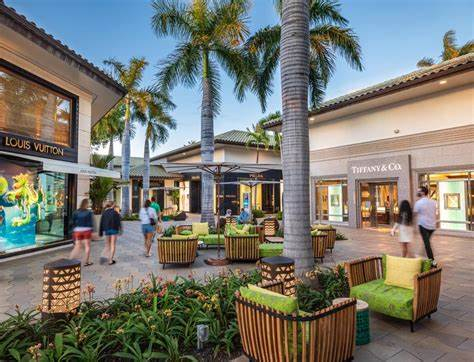 Tourists walking in the courtyard at Shops at Wailea